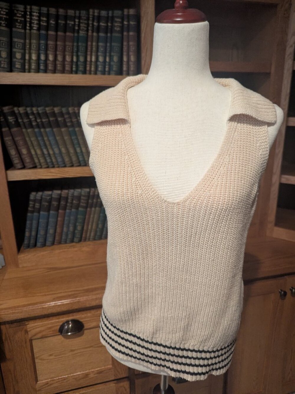 Evereve Cream Sleeveless Sweater Vest Collared V-Neck Striped Hem Size Medium
